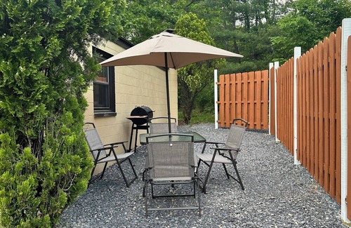 Berkeley Springs Cabin | Rustic Tabor Woods Cabin near Cacapon State Park w/Patio, Grill