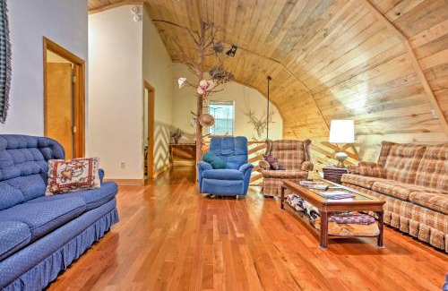 Taswell House | Rustic Taswell Cabin Grill and Walk to Patoka Lake!