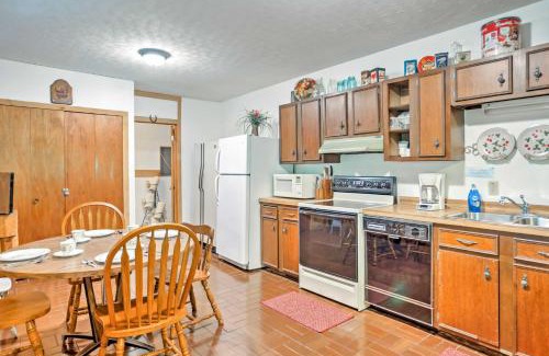 Taswell House | Rustic Taswell Cabin Grill and Walk to Patoka Lake!