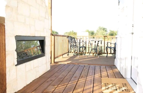 Hutto Cabin | Rustic Tiny Home Escape - Pets Stay Free!