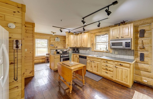 Tustin Cabin | Rustic Tustin Cabin on 7 Acres w/Fire Pit & Porch