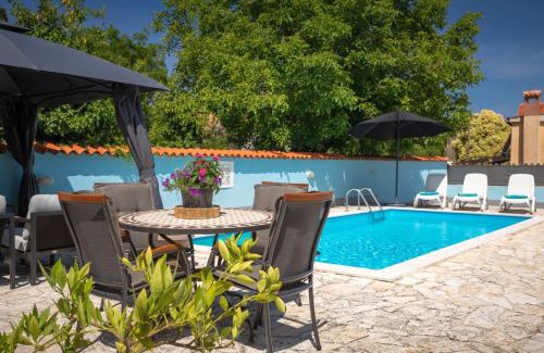 Tar-Vabriga Villa | Rustic villa Casa Tessa with outdoor pool in Tar