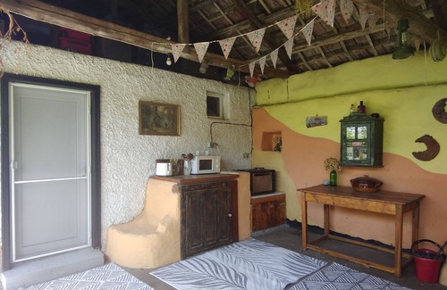 Polski Trambesh House | Rustic village retreat in rural Bulgaria. With cats, dog and chickens 😊