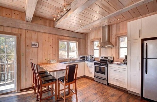 Val-des-Lacs Cabin | Rustic waterfront cottage