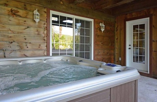 Val-des-Lacs Cabin | Rustic waterfront cottage