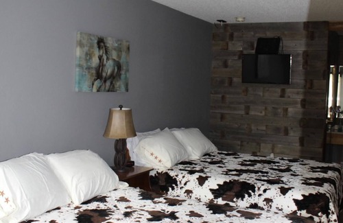 Onsted Cabin | Rustic Western Themed Hotel with amazing ameneties! Host your gathering with us