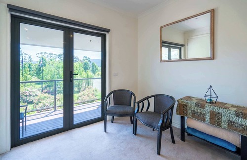 Labertouche House | Rustic Winery Villa | 5BR Stay with Scenic Views