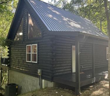 Mannsville House | Rustic Wooden Cabin with Hot-tub in Campbellsville, Kentucky