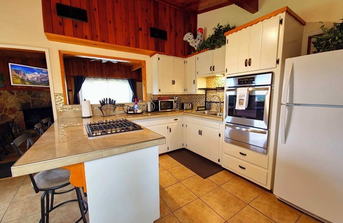 Oakhurst Cottage | Rustic Yosemite Cottage-King Suite-Mountain Views