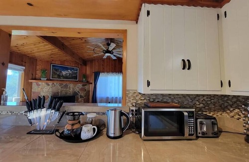 Oakhurst Cottage | Rustic Yosemite Cottage-King Suite-Mountain Views