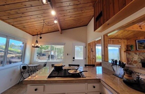 Oakhurst Cottage | Rustic Yosemite Cottage-King Suite-Mountain Views