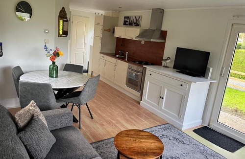 Tzummarum Ski Chalet | Rustig chalet 4 personen op recreatiepark de Friese Wadden Tzummarum buitenzwembad aanwezig op het park