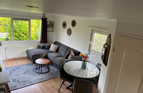 Tzummarum Ski Chalet | Rustig chalet 4 personen op recreatiepark de Friese Wadden Tzummarum buitenzwembad aanwezig op het park