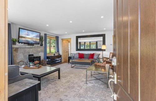 Tahoe City House | Rustling Grove in Tahoe City - Pet-Friendly, Walking Distance to Downtown and Lake - Private Hot Tub
