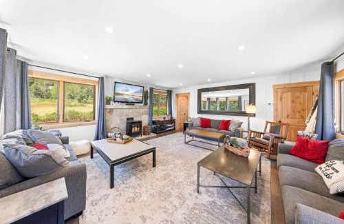 Tahoe City House | Rustling Grove in Tahoe City - Pet-Friendly, Walking Distance to Downtown and Lake - Private Hot Tub