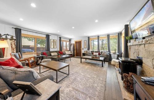 Tahoe City House | Rustling Grove in Tahoe City - Pet-Friendly, Walking Distance to Downtown and Lake - Private Hot Tub