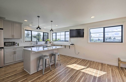 West End Apartment | 'Ruston Retreat' - Mod Home w/Rooftop Deck!