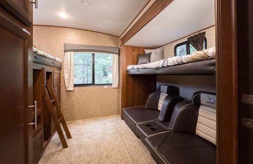 Kenora Resort | RV 6 Spacious Bunkhouse w/Gaming Chairs w/Privacy