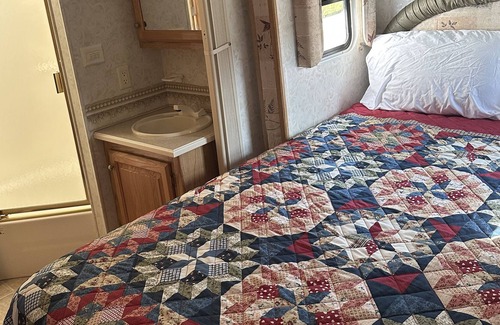 Warrensburg House | RV close to University of Central Missouri and Whiteman Air Force Base