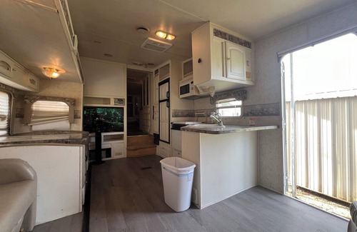 Acadia Parish House | RV with WiFi and AC right off of I-10 I 6 Acre Pond