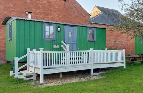 Wigton Cottage | Ryans Retreat, shepherds hut with hot tub and pet friendly close to beach and Hadrian's Wall