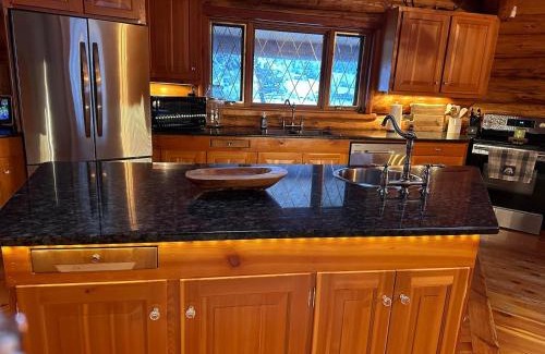 East Kootenay House | Ryders Lodge, Log Home In Edgewater, Bc