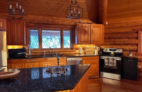 East Kootenay House | Ryders Lodge, Log Home In Edgewater, Bc