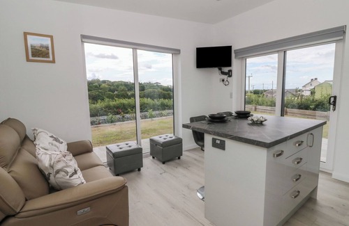 Borth Cottage | RYDLAN, family friendly, with hot tub in Borth