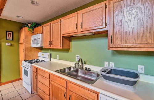 Battletown Cabin | 'Ryman Riviera' Home w/Fireplace: Steps to River