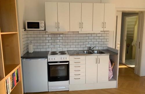 Herrang Apartment | Rymlig ljus lägenhet i lugnt område nära centrum