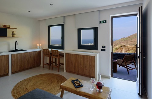 Finikia House | RyoLithos Suites