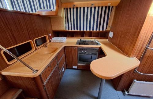 Chenille-Change Boat Rental | Séjour vintage à bord d'une péniche à Chenillé-Champteussé, 8-10 pers, grand espace extérieur - API-1-46-12