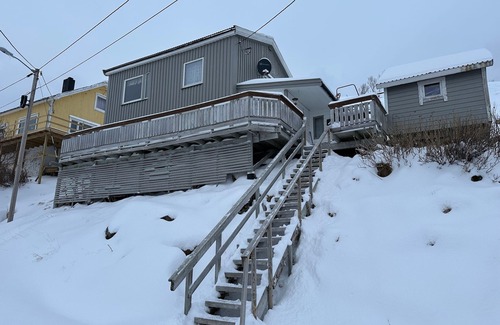 Hammerfest Cabin | Sørøya: Skipper view Akkarfjord, 210m from pub, diner and quay. Sørøya along the coast!