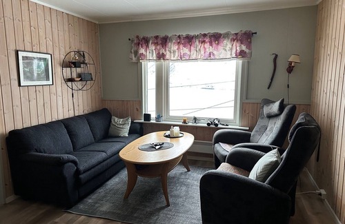 Hammerfest Cabin | Sørøya: Skipper view Akkarfjord, 210m from pub, diner and quay. Sørøya along the coast!