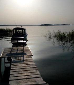 Glodowo House | Słońce i Woda - 2 domki nad brzegiem jeziora Śniardwy z własnym pomostem, zejściem do wody i przecudnym widokiem na jezioro