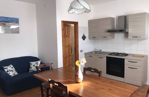 Posada Apartment | S'Apposentu-Casa l'Olivastro. 100 sqm garden with outdoor shower and barbecue.