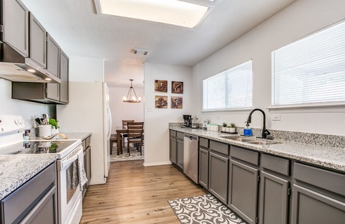 West San Antonio House | SA Jewel! Wfall Pool, Solar! Fire P, SeaW, Fies5
