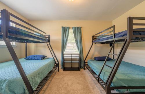 Live Oak House | SA Randolph New Braunfels Vacation home with King Bd Sleeps 10