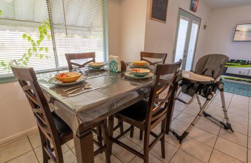 Live Oak House | SA Randolph New Braunfels Vacation home with King Bd Sleeps 10