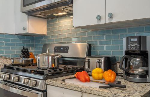 Live Oak House | SA Randolph New Braunfels Vacation home with King Bd Sleeps 10