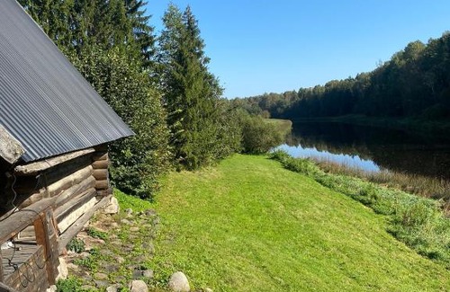Tohera Ski Chalet | Saarisoo - Oaas jõe kaldal