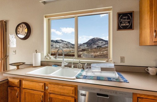 Gardiner House | Saddle Ridge Retreat - your rustic Yellowstone getaway