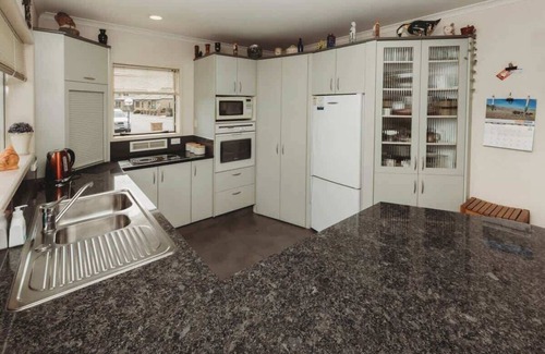 New Plymouth House | Saddle Row: Family Home Near CBD