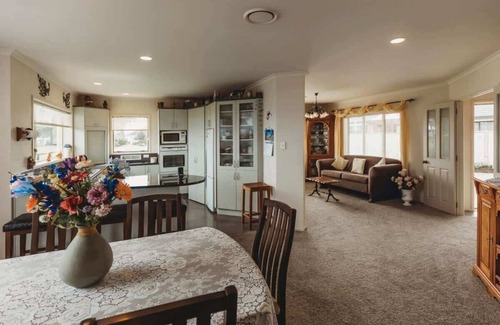 New Plymouth House | Saddle Row: Family Home Near CBD
