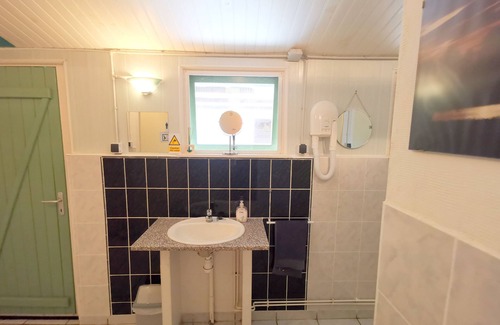 Saint-Jory-de-Chalais Ski Chalet | Safari Glamping Tent in the Dordogne