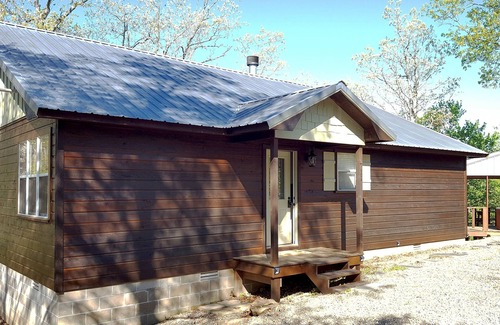 Battiest Cabin | Safari on Glover River: Sleeps 6, Hot Tub, Glover River, Fireplace, Canoe