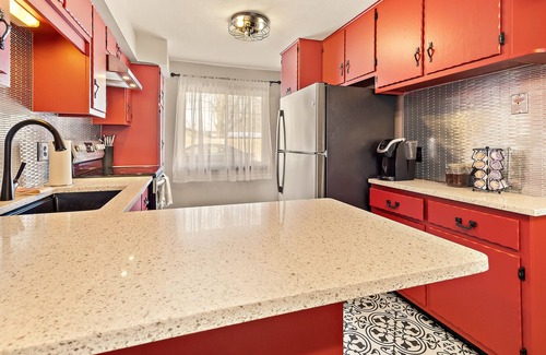 Yorkville Apartment | Safari-themed/No Stairs/Sleeps up to 12/W&D/FastWiFi/Near RagingWaves/Yorkville