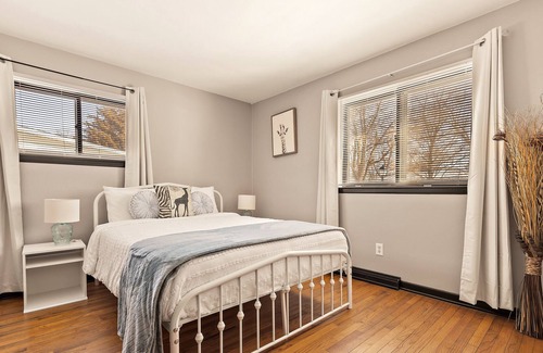 Yorkville Apartment | Safari-themed/No Stairs/Sleeps up to 12/W&D/FastWiFi/Near RagingWaves/Yorkville