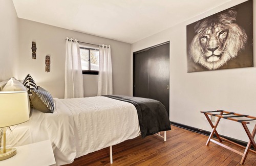 Yorkville Apartment | Safari-themed/No Stairs/Sleeps up to 12/W&D/FastWiFi/Near RagingWaves/Yorkville