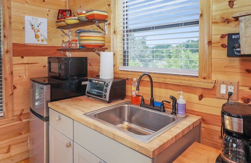 Dripping Springs Cabin | Safari Treehouse w/Fire Pit, Grill & Seasonal Creek Views in Dripping Springs